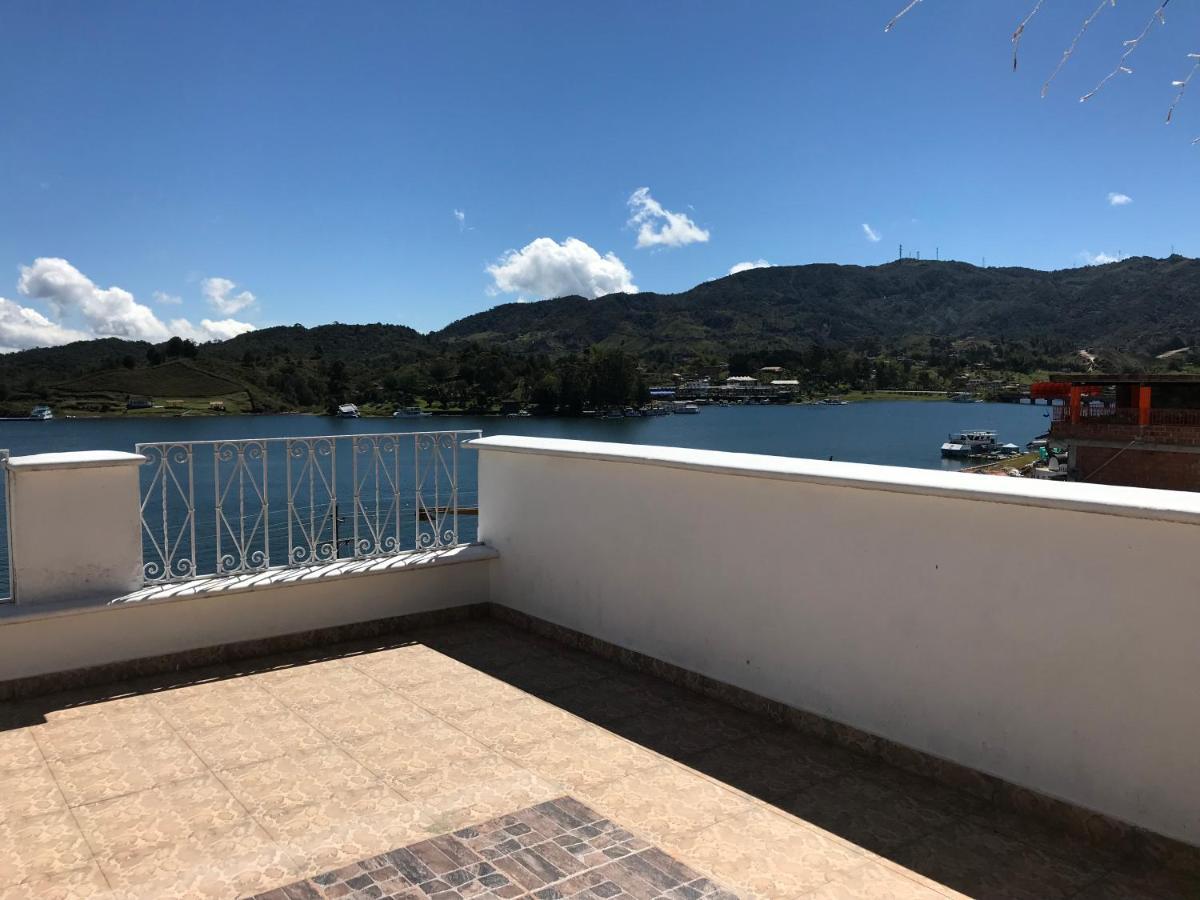 Hotel Bahia Guatapé エクステリア 写真